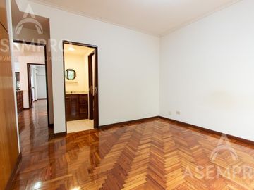 Chalet de 6 ambientes con 2 suites   escritorio/play y  dependencia. Espacios amplios y funcionales