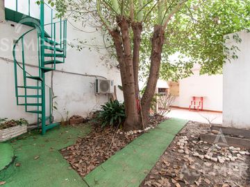 Chalet de 6 ambientes con 2 suites   escritorio/play y  dependencia. Espacios amplios y funcionales