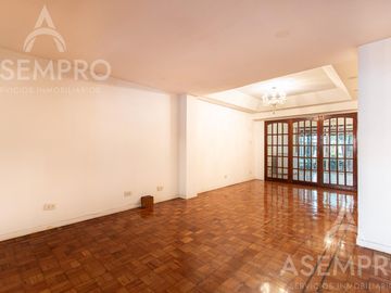 Chalet de 6 ambientes con 2 suites   escritorio/play y  dependencia. Espacios amplios y funcionales