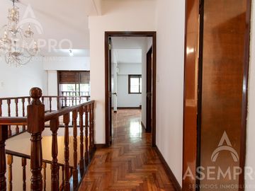 Chalet de 6 ambientes con 2 suites   escritorio/play y  dependencia. Espacios amplios y funcionales