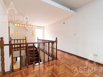 Chalet de 6 ambientes con 2 suites   escritorio/play y  dependencia. Espacios amplios y funcionales