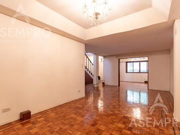 Chalet de 6 ambientes con 2 suites   escritorio/play y  dependencia. Espacios amplios y funcionales