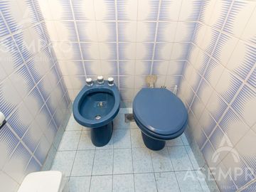 Chalet de 6 ambientes con 2 suites   escritorio/play y  dependencia. Espacios amplios y funcionales