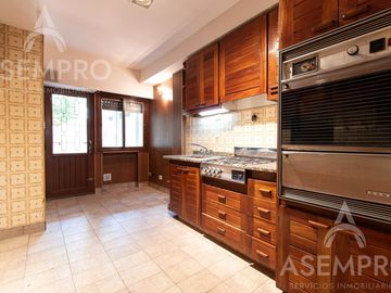 Chalet de 6 ambientes con 2 suites   escritorio/play y  dependencia. Espacios amplios y funcionales