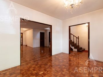 Chalet de 6 ambientes con 2 suites   escritorio/play y  dependencia. Espacios amplios y funcionales
