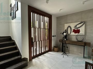 VENTA DE PROPIEDAD COMERCIAL IMPECABLE 4 DORMITORIOS KM 5 VIA SAMBORONDON