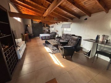 Chalet 4 ambientes jardín garaje. Martínez.