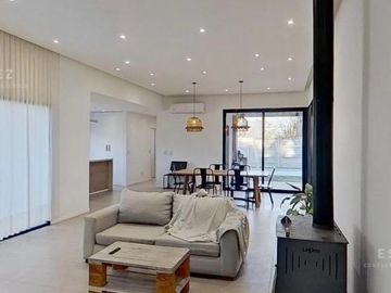 Casa de 3 dormitorios, escritorio y pileta en venta, Barrio San Matíaas, Escobar