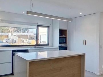 Casa de 3 dormitorios, escritorio y pileta en venta, Barrio San Matíaas, Escobar