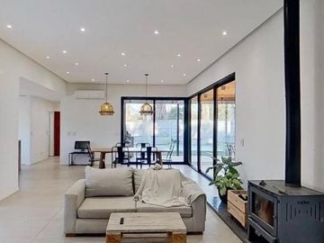 Casa de 3 dormitorios, escritorio y pileta en venta, Barrio San Matíaas, Escobar