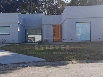 Casa de 3 dormitorios, escritorio y pileta en venta, Barrio San Matíaas, Escobar