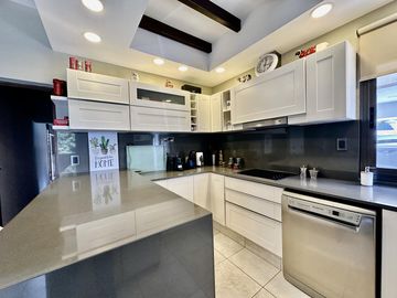 4 Dorm, Estar diario y Cocina Comedor. Piscina