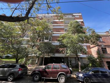 Departamento en venta en San Isidro, 2 dormitorios, jardín propio de 130 mts.