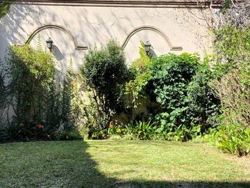 Departamento en venta en San Isidro, 2 dormitorios, jardín propio de 130 mts.