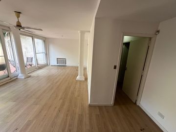 Departamento en venta en San Isidro, 2 dormitorios, jardín propio de 130 mts.