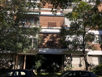 Departamento en venta en San Isidro, 2 dormitorios, jardín propio de 130 mts.