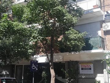 Departamento en venta en San Isidro, 2 dormitorios, jardín propio de 130 mts.