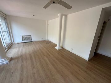 Departamento en venta en San Isidro, 2 dormitorios, jardín propio de 130 mts.