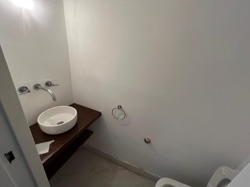 Departamento en venta en San Isidro, 2 dormitorios, jardín propio de 130 mts.