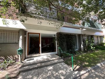 Departamento en venta en San Isidro, 2 dormitorios, jardín propio de 130 mts.