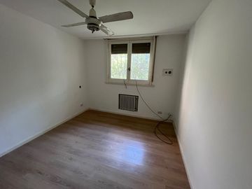 Departamento en venta en San Isidro, 2 dormitorios, jardín propio de 130 mts.