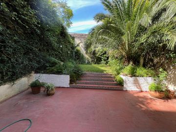 Departamento en venta en San Isidro, 2 dormitorios, jardín propio de 130 mts.