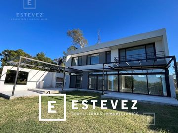 Moderna Casa en Venta en lote interno sobre barranca de 3 dormitorios. Barrio Cerrado San Matias, Es