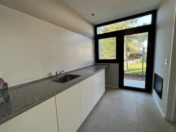 Moderna Casa en Venta en lote interno sobre barranca de 3 dormitorios. Barrio Cerrado San Matias, Es