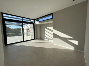 Moderna Casa en Venta en lote interno sobre barranca de 3 dormitorios. Barrio Cerrado San Matias, Es