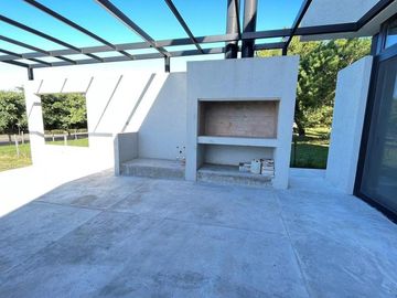 Moderna Casa en Venta en lote interno sobre barranca de 3 dormitorios. Barrio Cerrado San Matias, Es