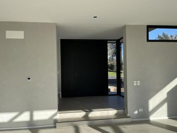Moderna Casa en Venta en lote interno sobre barranca de 3 dormitorios. Barrio Cerrado San Matias, Es