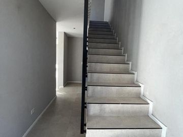 Moderna Casa en Venta en lote interno sobre barranca de 3 dormitorios. Barrio Cerrado San Matias, Es