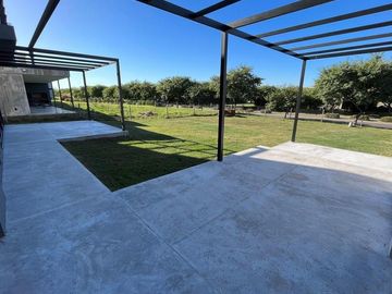 Moderna Casa en Venta en lote interno sobre barranca de 3 dormitorios. Barrio Cerrado San Matias, Es