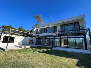 Moderna Casa en Venta en lote interno sobre barranca de 3 dormitorios. Barrio Cerrado San Matias, Es