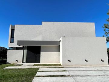 Moderna Casa en Venta en lote interno sobre barranca de 3 dormitorios. Barrio Cerrado San Matias, Es