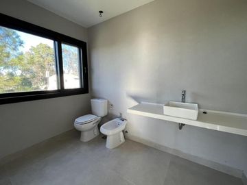 Moderna Casa en Venta en lote interno sobre barranca de 3 dormitorios. Barrio Cerrado San Matias, Es