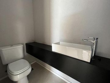 Moderna Casa en Venta en lote interno sobre barranca de 3 dormitorios. Barrio Cerrado San Matias, Es