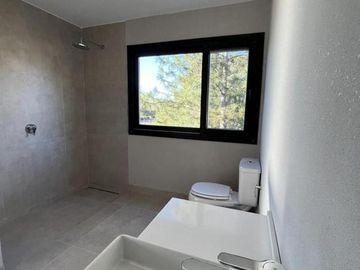Moderna Casa en Venta en lote interno sobre barranca de 3 dormitorios. Barrio Cerrado San Matias, Es
