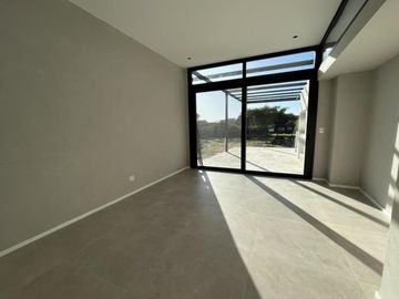 Moderna Casa en Venta en lote interno sobre barranca de 3 dormitorios. Barrio Cerrado San Matias, Es