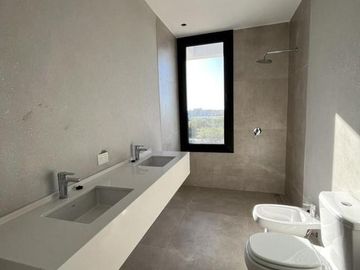 Moderna Casa en Venta en lote interno sobre barranca de 3 dormitorios. Barrio Cerrado San Matias, Es