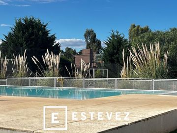 Moderna Casa en Venta en lote interno sobre barranca de 3 dormitorios. Barrio Cerrado San Matias, Es