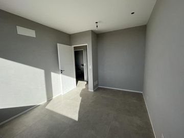 Moderna Casa en Venta en lote interno sobre barranca de 3 dormitorios. Barrio Cerrado San Matias, Es