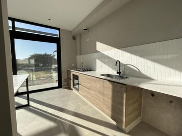 Moderna Casa en Venta en lote interno sobre barranca de 3 dormitorios. Barrio Cerrado San Matias, Es