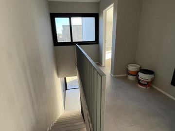 Moderna Casa en Venta en lote interno sobre barranca de 3 dormitorios. Barrio Cerrado San Matias, Es