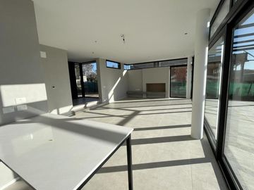 Moderna Casa en Venta en lote interno sobre barranca de 3 dormitorios. Barrio Cerrado San Matias, Es