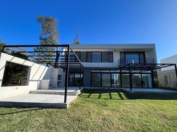 Moderna Casa en Venta en lote interno sobre barranca de 3 dormitorios. Barrio Cerrado San Matias, Es