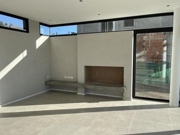 Moderna Casa en Venta en lote interno sobre barranca de 3 dormitorios. Barrio Cerrado San Matias, Es