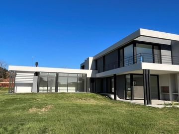 Casa en Venta de diseño Moderno con 3 dormitorios. Barrio Cerrado San Matias, Escobar