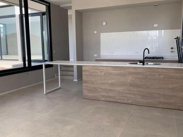 Casa en Venta de diseño Moderno con 3 dormitorios. Barrio Cerrado San Matias, Escobar