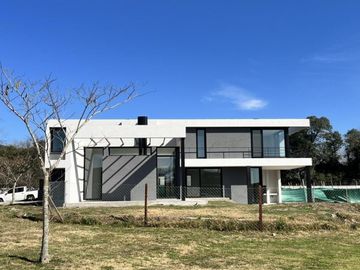 Casa en Venta de diseño Moderno con 3 dormitorios. Barrio Cerrado San Matias, Escobar